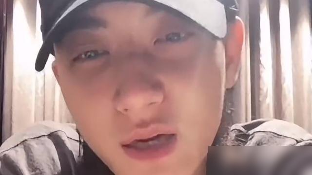 黄子韬直播里说过不止一次，没孩子，绝对没孩子。那语气，跟发誓似的。
结果昨天徐艺洋晒海边照，俩人牵着个娃，配文“爱的人都在身边”。热搜直接炸了。
网友翻出旧账，发现他否认过好几回。现在孩子都这么大了，还闷声减重22斤开演唱会，愣是没漏一点风。
这嘴，比保险柜还严。