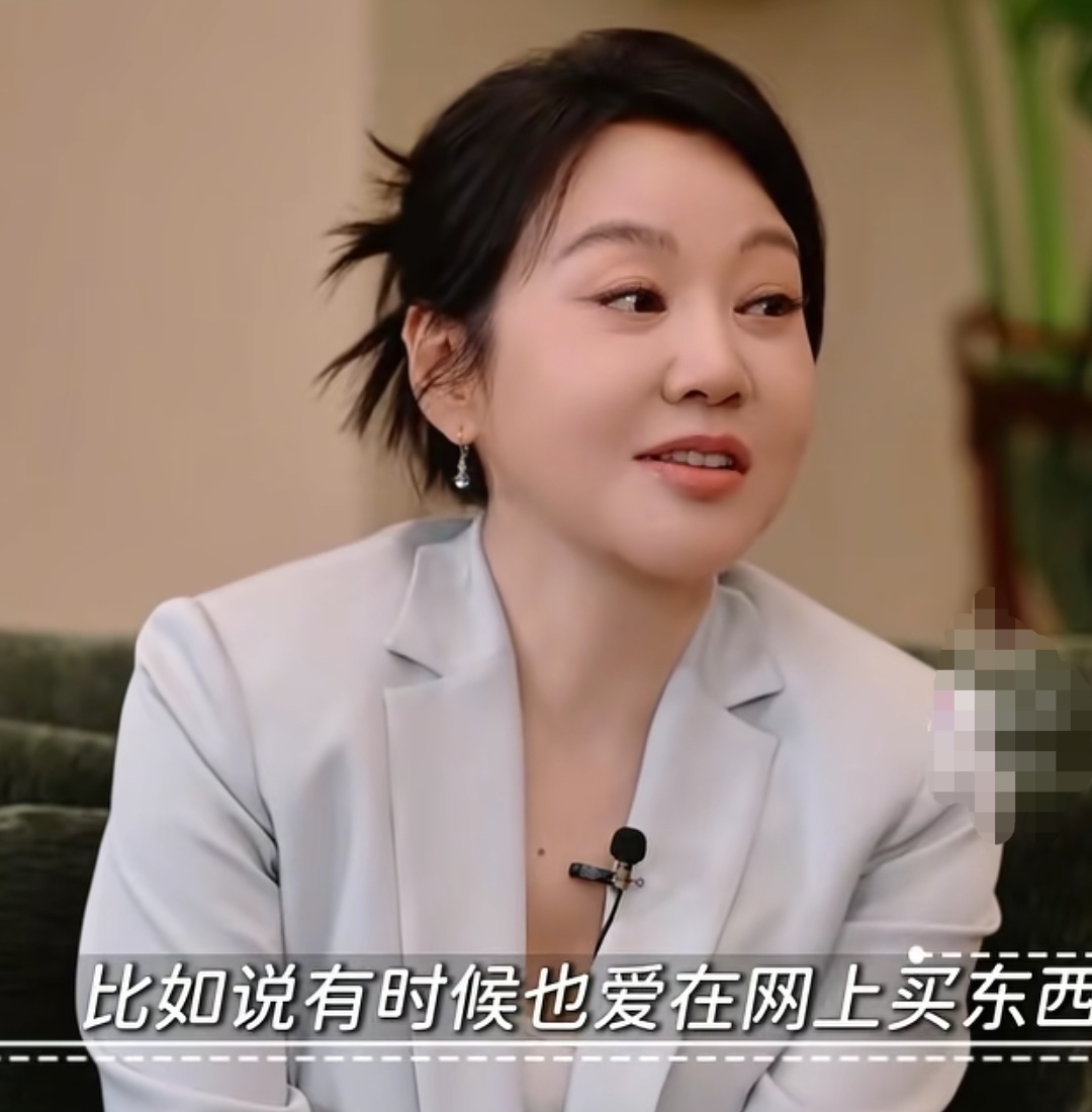 闫妮大半夜睡不着在网上买东西，结果下一秒她一句话把李静和戴军给逗笑了，闫妮：“半夜睡不着嘛，你有时候起来，不知道你是在梦里买的还是什么。”戴军：“梦里下单。”
闫妮因为有时候买东西太多，有时候甚至都忘了这是她自己买的，然后就开始退，退的次数多了就被人家给拉黑了。
李静估计都理解不了闫妮的思维，这大半