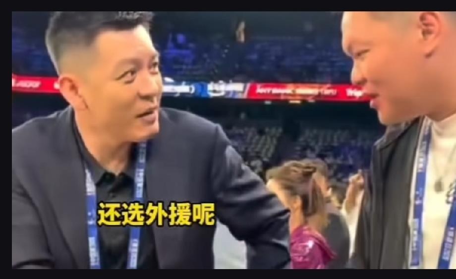 朱芳雨卸任广东总经理后和杨鸣现身NBA中国赛场边热聊互开玩笑，这对昔日CBA赛场上的老熟人如今彻底卸下了一线重担。10月9日澳门NBA中国赛现场，杨鸣以解说嘉宾身份坐在场边，偶遇同样来看球的朱芳雨，两人一见面就开启互怼模式，杨鸣笑着调侃他萨姆纳受伤是不是跑来澳门选外援，朱芳雨被逗得哈哈大笑毫无架子。