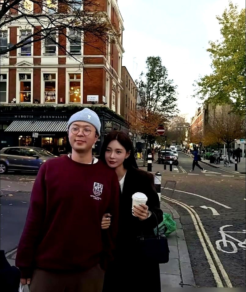 “要是生个女儿眼睛长他那样，只能送去当谐星了。”沈梦辰这句话一扔出来，弹幕直接炸了锅。

她对着镜头连比划带吐槽，压根没给杜海涛留半点面子。网友看热闹不嫌事大，连夜翻出旧账，发现她早就念叨过这顽固基因。

敢把伴侣的短板直接拍在台面上抖包袱，还不怕对方甩脸子走人。

这哪是吐槽，分明是关系瓷实才敢亮