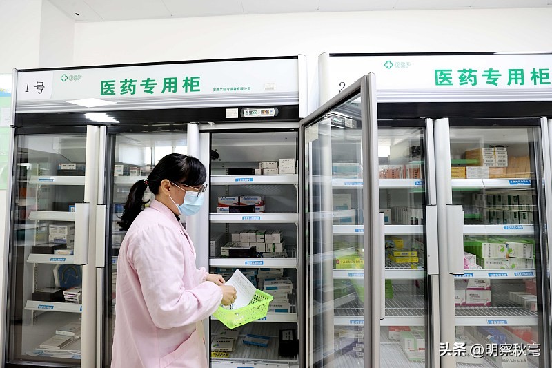 你买到的“救命药”，可能是别人吃剩的、在高温仓库里变质了的“回流药”！一盒药两次医保结算，竟牵出近千亿黑色产业链，你敢信吗？
所谓“回流药”，就是参保人用医保报销后，低价卖给“药贩子”，药贩子再转手倒卖，让这些药重新流入市场。在这条隐秘链条上，“职业开药人”负责开药套现，药贩子负责收药囤货，药店诊所