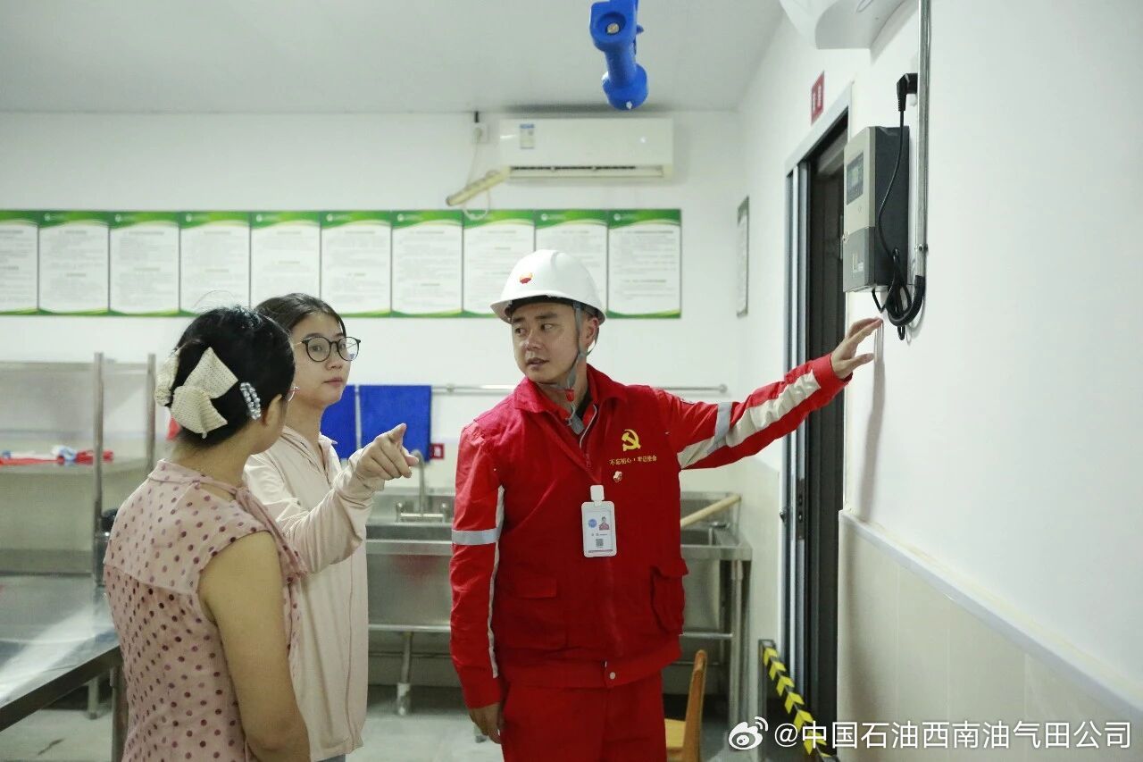 #气妙百科全说#[开学季]【新学期食堂恢复供餐，先给燃气设施做个“大体检”！】
#开学#啦！沉寂了一个暑假的学校食堂重新忙碌起来。恢复供餐前后，燃气安全这道“必答题”不能漏答：高温、潮湿、密闭环境可能加速燃气软管老化，产生细微龟裂；食堂空置期间，软管还可能面临鼠咬风险；受热胀冷缩等因素 ​
