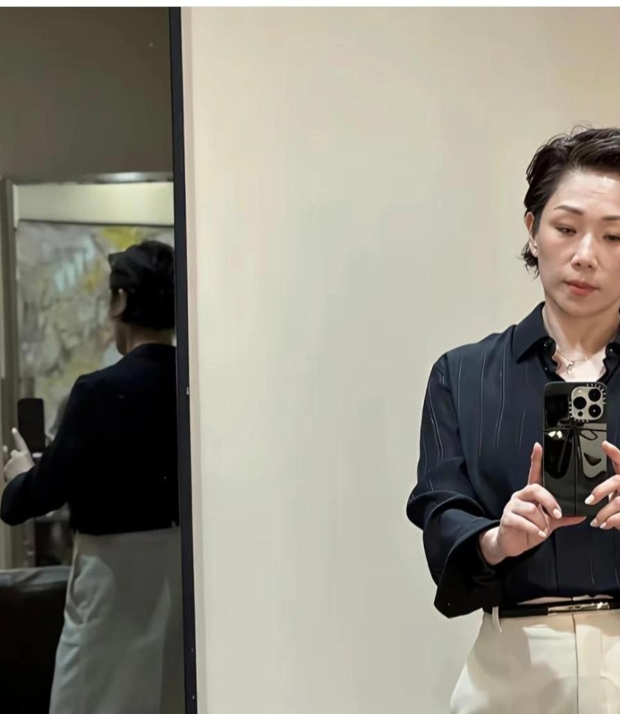 很多女艺人到了快六十岁，脸上的紧绷感藏都藏不住，可林忆莲最近一露面，直接把这种“硬撑”给戳破了。
就那么一头干净利落的短发，搭一件极普通的黑衬衫。
脸上几乎没怎么施粉黛，眼角细纹清清楚楚，但整个人透出来的那种舒坦，隔着屏幕都能砸中你。
现在不管圈里圈外，多少人被年龄焦虑拽着走？
花大价钱折腾