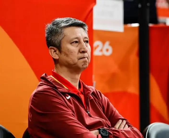 郭士强现身场边看上海打广东，下个月国家队集训名单还没定，球迷心里那块石头却早就悬起来了。
每次到了窗口期选人的节点，争议永远比期待来得更凶。
大家现在最怕的不是输球，而是看着某些球员在联赛里打得磕磕绊绊，转头还能毫无悬念地穿上国家队战袍。
胡明轩近期的状态起伏有多大，大家看在眼里。焦泊乔在禁区