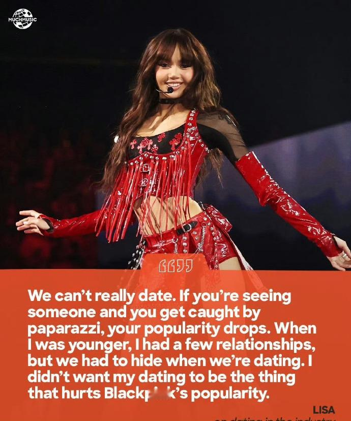 Lisa在纪录片《Always Lalisa》中首度自曝曾偷偷谈过多段恋情，只因K-pop圈&34;恋爱即塌房&34;。她称不想因私情拖垮Blackpink，2025年专辑《Alter Ego》中《Dream》便是写给某段秘密感情。发歌前她还征得对方同意：别让粉丝扒出来就行。偶像的爱情，太难了。