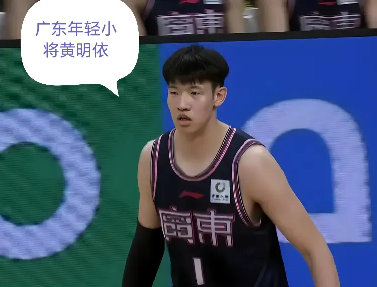 杜锋在王少杰和黄明依的使用上让人看不懂！       王少杰和黄明依同...