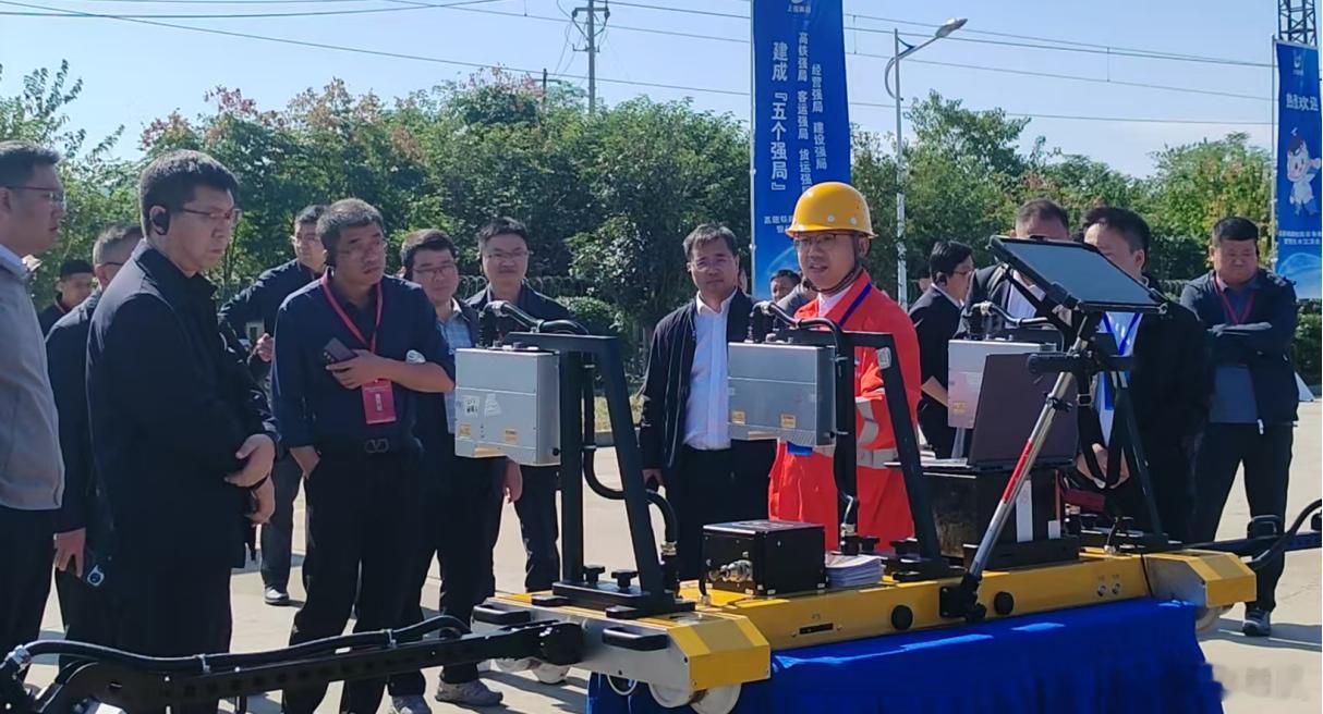 10月22日-23日，全路高速铁路线路设备维护管理技术交流会在江苏南京召开。铁四院自主研发的无砟轨道智能检测技术亮相本次交流会，集中展示轨道智能感知、病害精准识别、轨道状态评估等系列创新成果。
        无砟轨道智能检测核心装备集成多源传感及边缘计算模块，单次作业即可完成层间离缝、轨道部件 ​