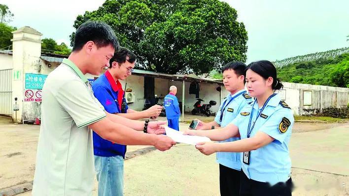【惠州：入企先“亮码” 迎检不再“开盲盒”】“你好，这是我们的执法证件与检查码，请扫码确认本次检查事项。”7月30日，惠州市惠城区市场监督管理局执法人员走进惠州市某燃气有限公司，主动出示执法证件，同步亮出“扫码入企”检查二维码。企业负责人扫码核验执法人员身份与检查内容后，配合执法人员 ​