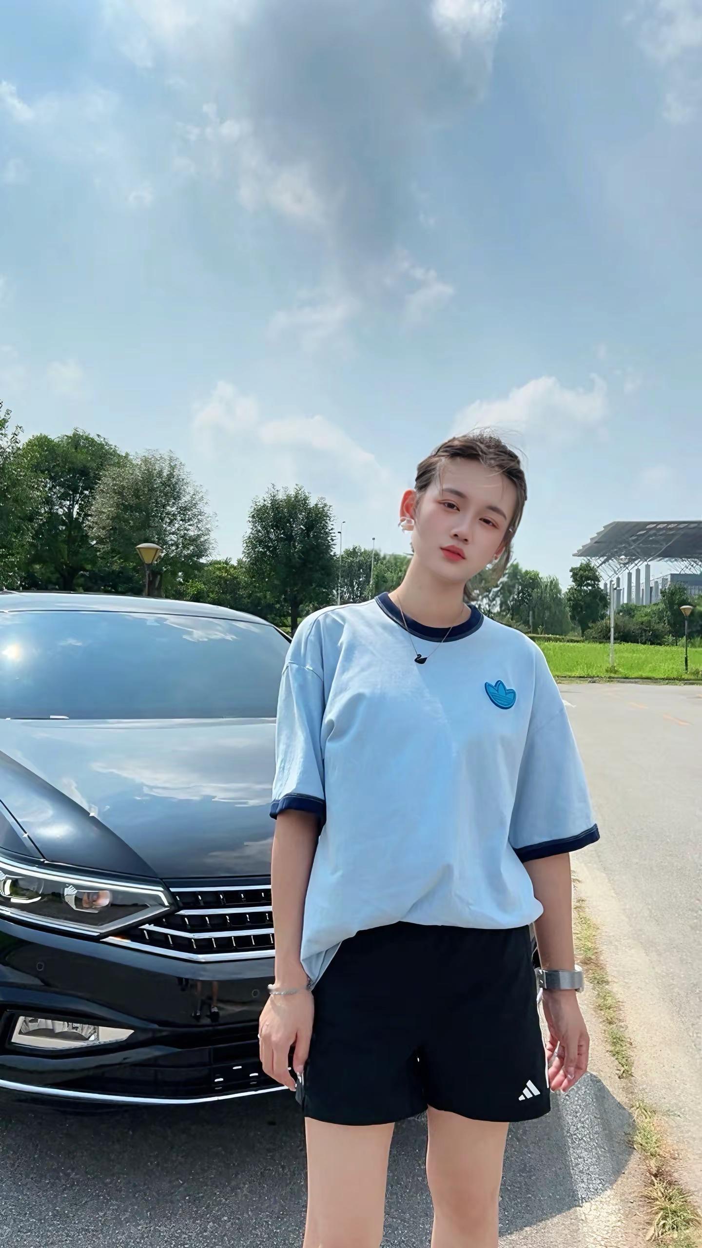 年少有为开迈腾，身穿阿迪不装神最美大众车 阿迪达斯