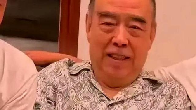 74岁陈凯歌，蹲在三亚海边，拿平板盯《志愿军》后期。
旁边坐着58岁的陈红，俩人半辈子在名利场打拼，现在每天就散步看海。
两个儿子，走了完全不同的两条路。老大陈雨昂，沃顿商学院毕业，没沾演艺圈，投身AI创业。老二陈飞宇，选择演戏，努力从陈凯歌儿子这个身份里，一部一部向外成长。
春节一家四口在三