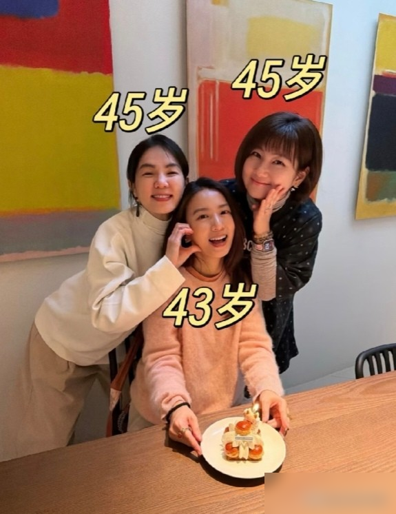 不办合体巡演，等于把几个亿直接扔水里。
按现在演唱会行情，头部组合巡演一场纯利千万起步。要合体，内地加东南亚，跑二三十场跟玩一样。那是多大的盘子，业内人都算得出来。
但陈嘉桦和田馥甄就是不干。任家萱烧伤复健、声带受损，又高龄生了孩子，身体早就不允许高强度连轴转。她们俩宁可少赚几个亿，也不逼她上舞