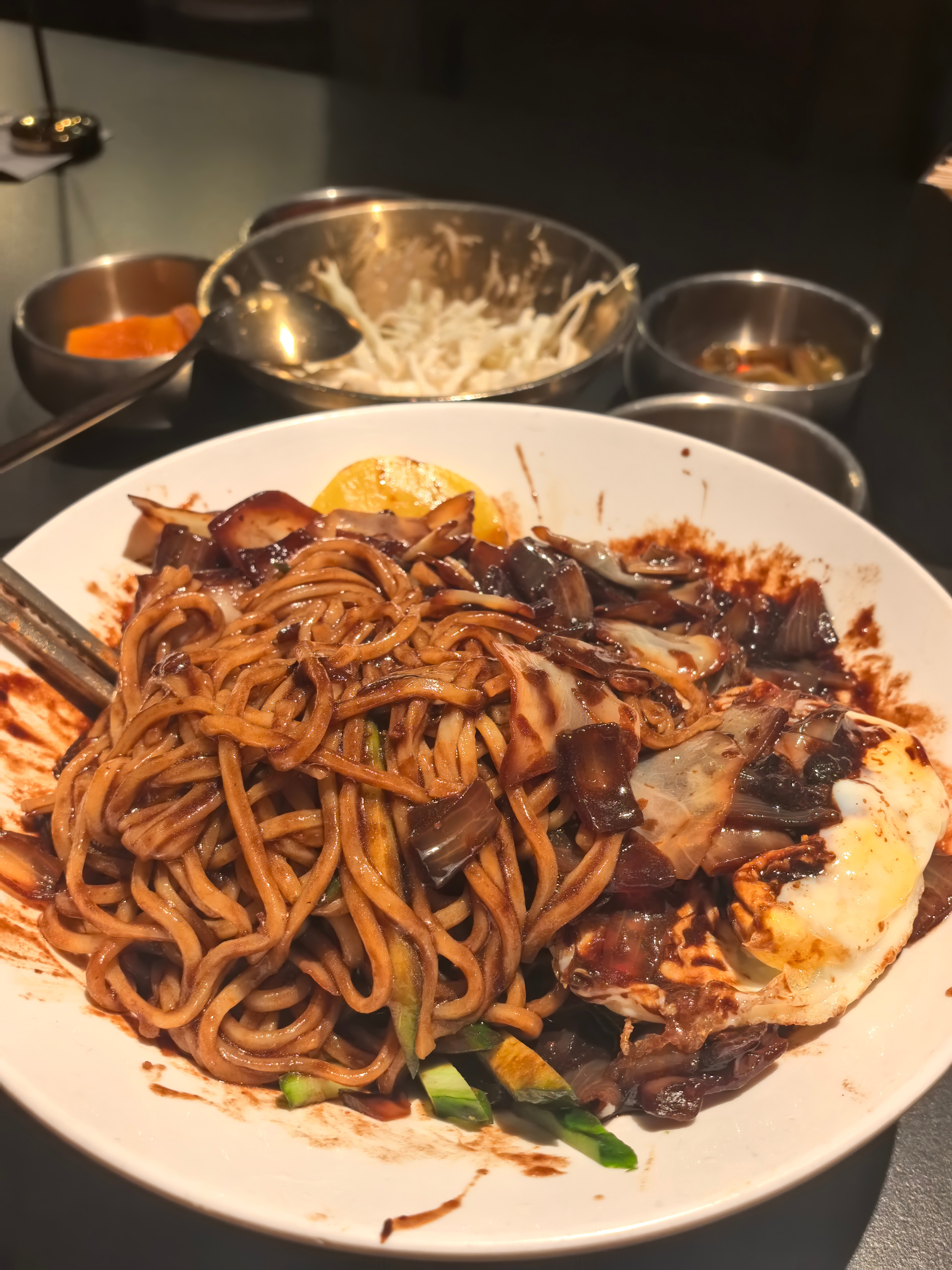 我迟早得把这个破华为给换了 为什么拍照老是乱翻转照片 怎么拍的就怎么形不行吗 一拿上华为相机就没了拍照的欲望 虽然我承认我拍照技术很差一级差
在家窝了几天 没去运动 今天狠狠去干韩餐吃碳水炸物吃到撑了(不算特别撑 ) 葱油饼很好吃就是太闷了 最期待的炸酱面差评 完全不是那个味 ​
