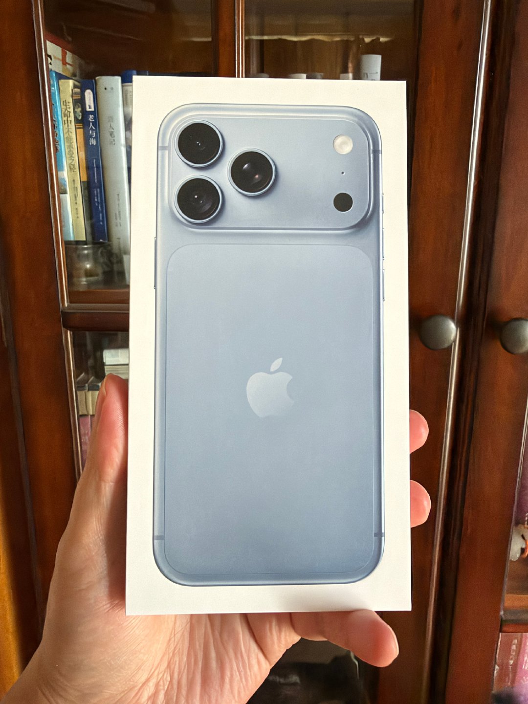 我的iPhone18 Pro Max到了，你们有啥想问的[嘻嘻]？ ​