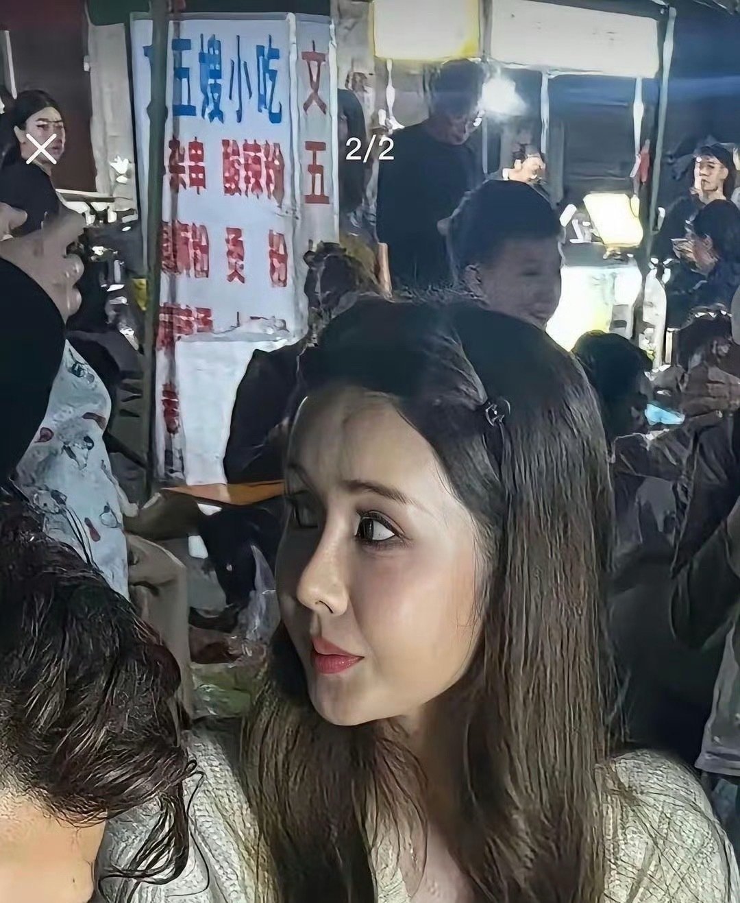韦雪真人比直播里显老不少，镜头和现实差距挺大的。 ​