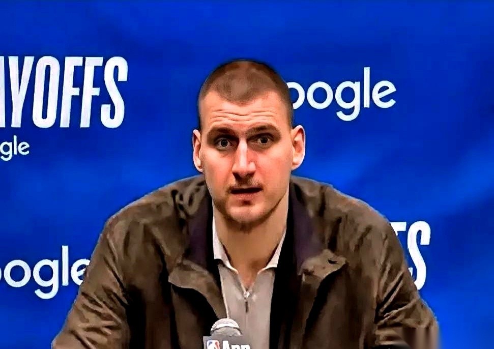 掘金队的约基奇，赛后直接把话筒当成了审判席。 他盯着镜头，一字一句往外...