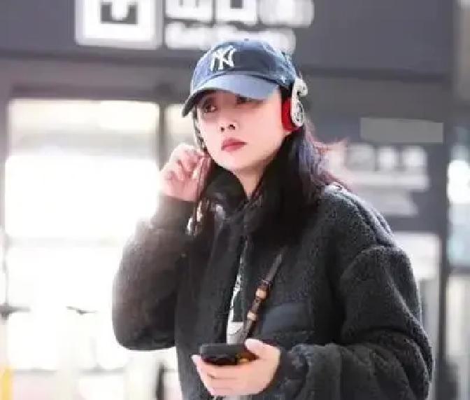 在内娱一众把机场当红毯走的小花里，45岁的殷桃直接给所有人演示了什么叫“松弛感天花板”。
刚从南美录了整整27天的综艺回来，一落地机场，整个人裹着件厚实的羊羔毛外套，下头晃荡着一条宽宽松松的牛仔裤。
没带保镖开道，也没化那种随时准备拍杂志封面的精致大浓妆。
换作年轻爱豆，恨不得大冬天露腿摆拍半