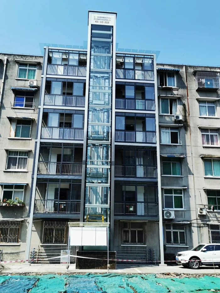 住建部提出新要求，四层及以上住宅，新建时要预留加装电梯的条件，这件事牵动很多家庭。
 
不少住在老小区的人，都体会过爬楼的难处。年纪大之后，出门买菜看病，上下楼梯会变成很大负担。老楼加装电梯最难的地方，除了资金，还有楼栋住户意见很难统一。低层住户担心采光和噪音，高层住户迫切希望改善出行，协商往往一拖
