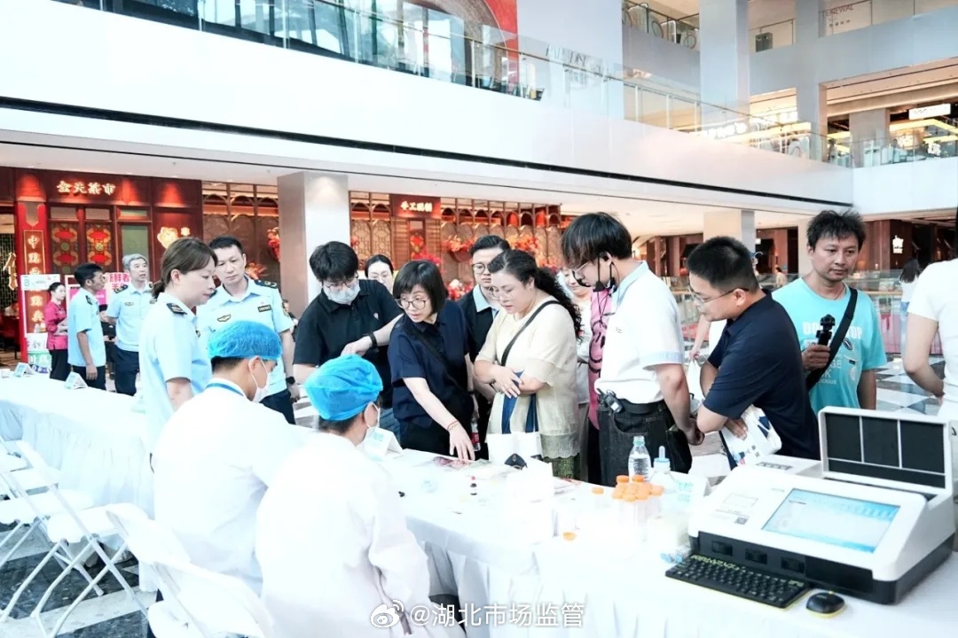 【将食品安全“晒”给百姓看！“市场监管新闻大篷车”夏季食品安全专场活动在汉举办】炎炎夏日，刚端上桌的青菜、肉类到底新不新鲜？后厨用的食材里有没有不该有的成分？8月27日上午，在武汉江汉区江宸天街商场中庭，一场“市场监管新闻大篷车”活动让不少逛街的市民停下了脚步。湖北省、武汉市及江汉 ​