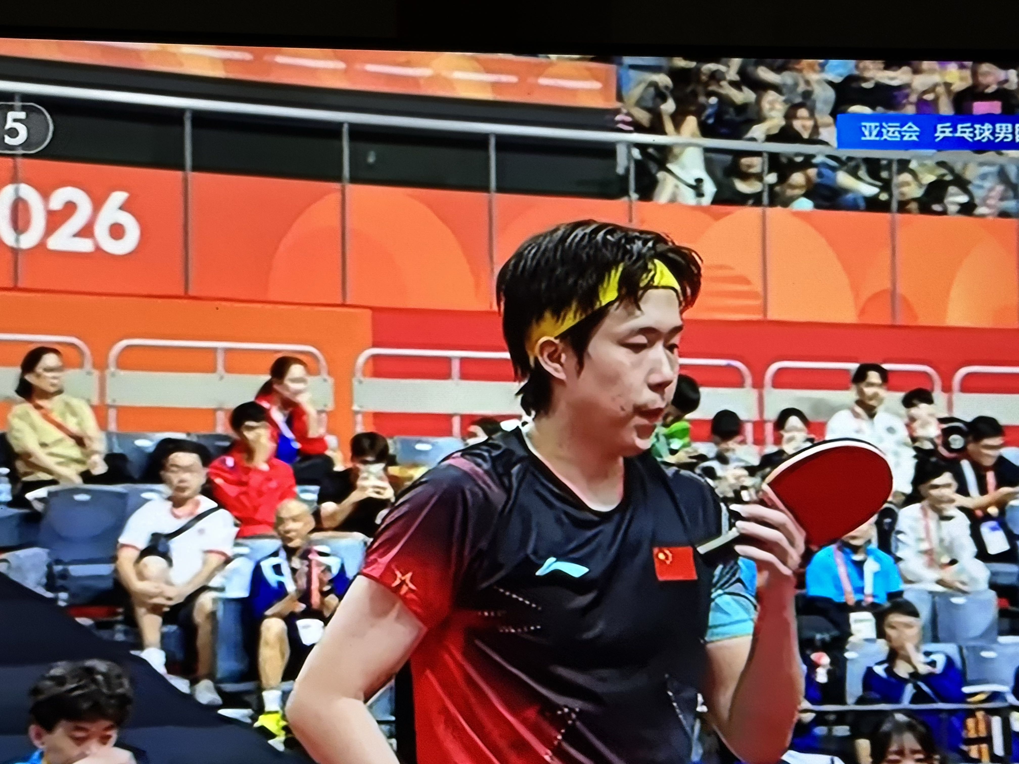 今日即将迎来乒乓球男团决赛，国乒男团王楚钦和林诗栋必将出场，第三位上场选手将会是谁呢？温瑞博还是向鹏？

日本名古屋亚运会，乒乓球男团半决赛，中国队对阵中国台北队。

比赛的第一盘，国乒男团一单对阵中国台北男团一单林昀儒，王楚钦领先拿下前两局，本以为胜券在握，万万没想到，被林昀儒追平两局，把比赛拉进