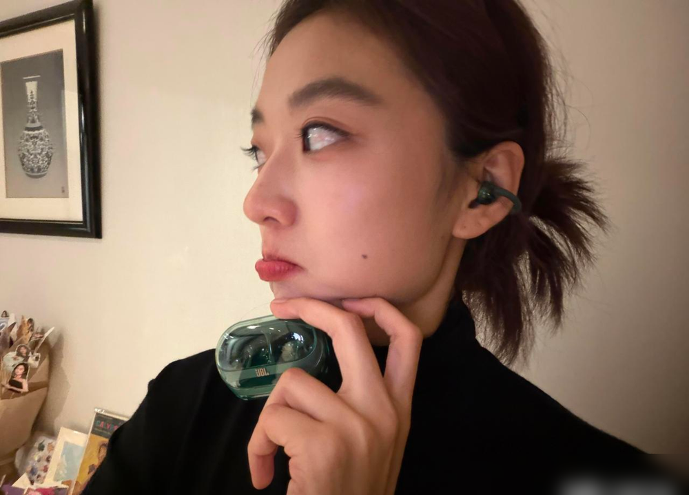 孙千被骂吃相难看，我看了眼横店的摄影棚空置率，突然觉得这姑娘挺清醒。
搁以前，女演员红了接软广叫不爱惜羽毛。现在长剧开机量直接腰斩，四大平台公开项目砍得只剩三成，投资过三千万的戏都得哆嗦着过会。
董子健在电影节上直接喊最近很空，欢迎约戏，沈腾自曝歇了半年没进组。头部都这样，她一个刚冒头的，等什么