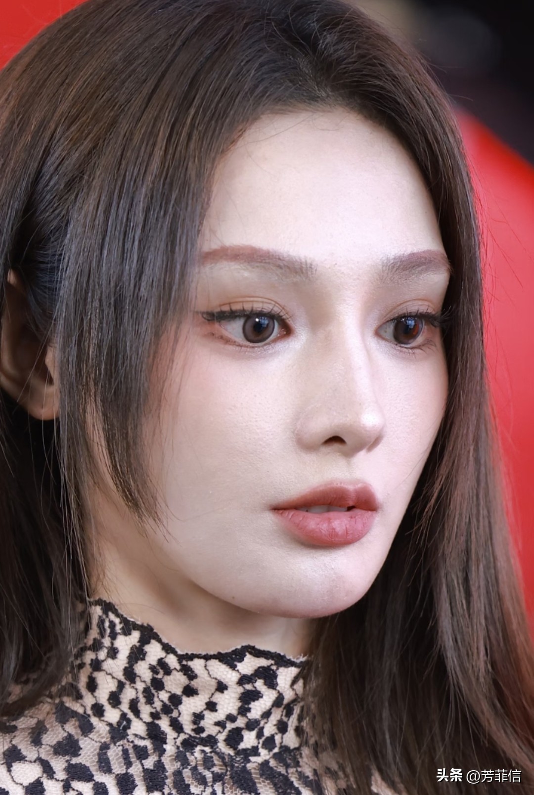 这就是演员和人生角色的同频吗？彭小苒在《东宫》里演了位异域公主，戏外的她也长得越来越异域了。
从生图来看，35岁的彭小苒如今的脸保养得其实还不错，皮肤看起来紧致白皙，但是有种不容忽视的整容僵硬感，五官美则美矣，各有各的别扭，其中过于突出的眉弓，更是平添了几分异域感，乍一眼还以为是混血儿。
失之毫厘差