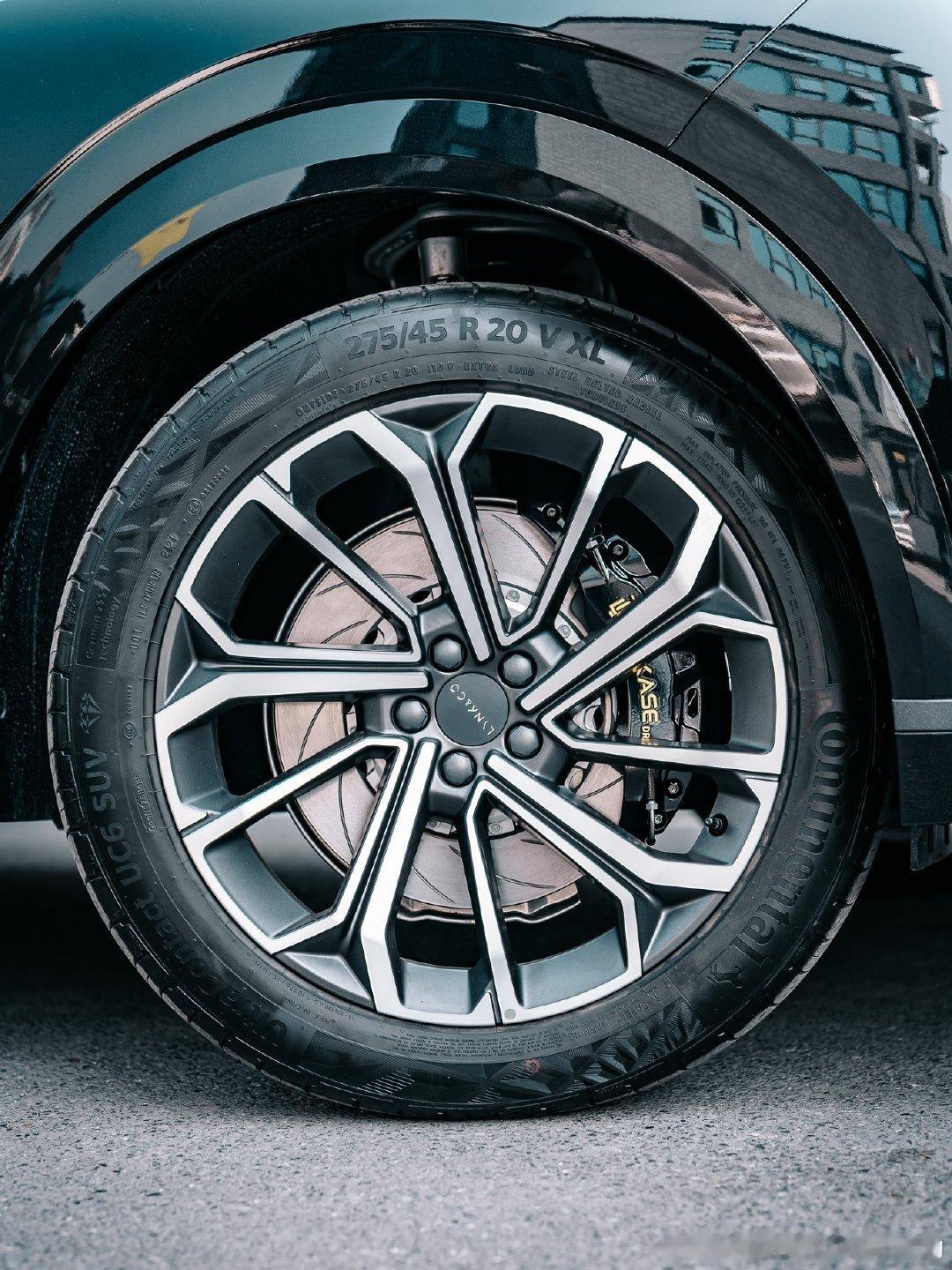 领克 09 升级六活塞，7 座SUV 制动进阶

七座 SUV 车重较大，原厂制动储备不足
升级迪卡DR63+362mm 高碳划线盘
踏板响应直接，家庭出行刹停更从容

#领克09##SUV##领克[超话]##汽车改装[超话]##刹车升级##刹车卡钳##改装大作战[超话]##改装车[超话]###家用车# ​