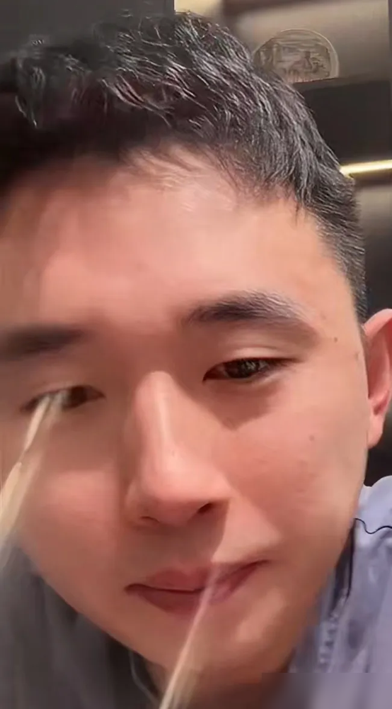 林诗栋赛场上那记骚断腿的魔幻转圈发球，幕后师傅居然是自掏腰包倒贴教出来的！
这人就是张煜东，以前樊振东的专职陪练，发球路数极野极妖。2022年退役后，他看中海南队林诗栋的天赋，嫌当地缺高手对抗，二话不说自己买机票飞过去，陪练整整一个月。
后来林诗栋在赛场上一招惊艳全网，公开承认是跟他学的。面对泼