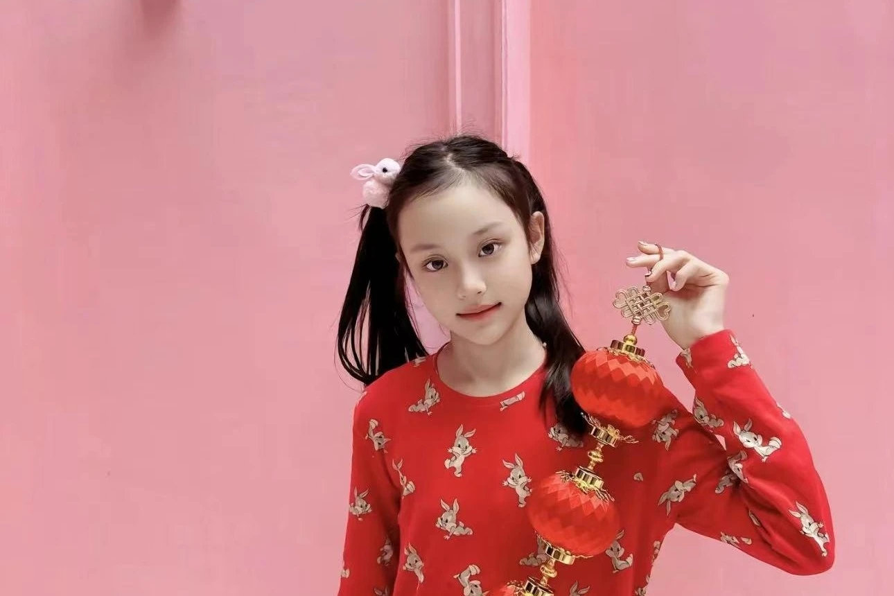 甜馨晒照引热议！欧式双眼皮瓜子脸颜值完美继承了妈妈的颜值～美得惊人～ ​