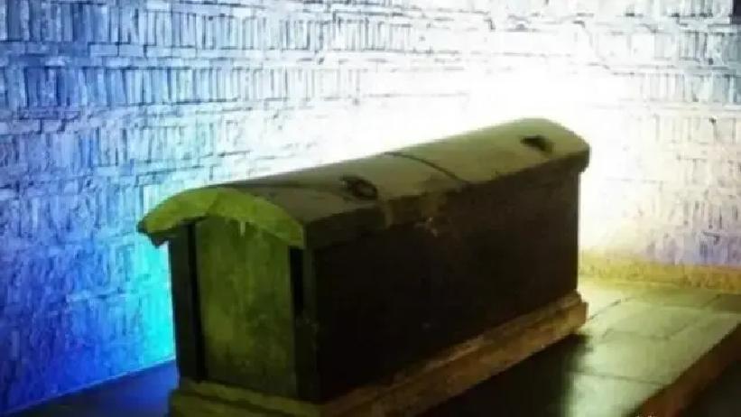 1945年，王绍义用炸药成功炸开了康熙帝景陵的地宫，尘埃散去后，六口棺椁如沉睡的巨人般静卧在三四尺深的死水中，腐臭扑鼻而来，却难掩他的兴奋，最中央那口最大、最高的棺椁，正是康熙帝的灵柩。
 
王绍义盯着那口棺椁，没说话，只朝身后挥了挥手。张尽忠举着火把凑近，光在死水上晃。几个人蹚水过去，水声哗啦哗啦