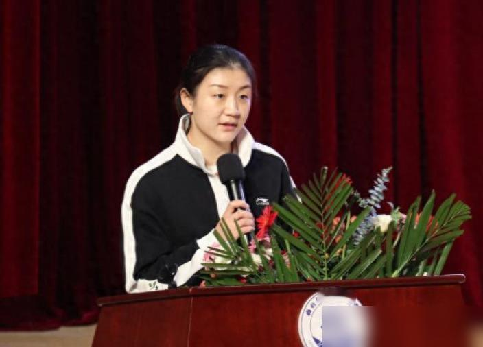 25块钱一节课，直接把整个乒乓球培训圈的桌子掀了。
刘丁硕在直播里直接开火，说市面上普通私教一小时200起步，小区楼下发多球都要280，两位数课时费他干这行就没见过。矛头对准的正是张继科杭州那个基地，90分钟体验课只收25。
张继科没惯着，隔天直播回了一句不在一个平起平坐的层次，上不了台面。