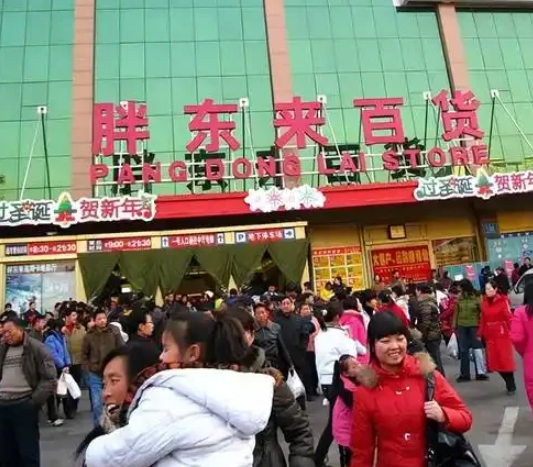 许昌胖东来大哥搬三箱剑南春，后面还有人掏一沓千元购物卡，真不是炫富？
 
在许昌胖东来，一个中年大哥眼皮都没抬，一口气搬了三箱剑南春，一箱标价2460元，七千多块花得像买矿泉水；更让人愣住的是，有网友说排队付款时，前面的人掏出一厚沓一千元面值的胖东来购物卡。
 
网友：在许昌，这到底算有钱，还是算正