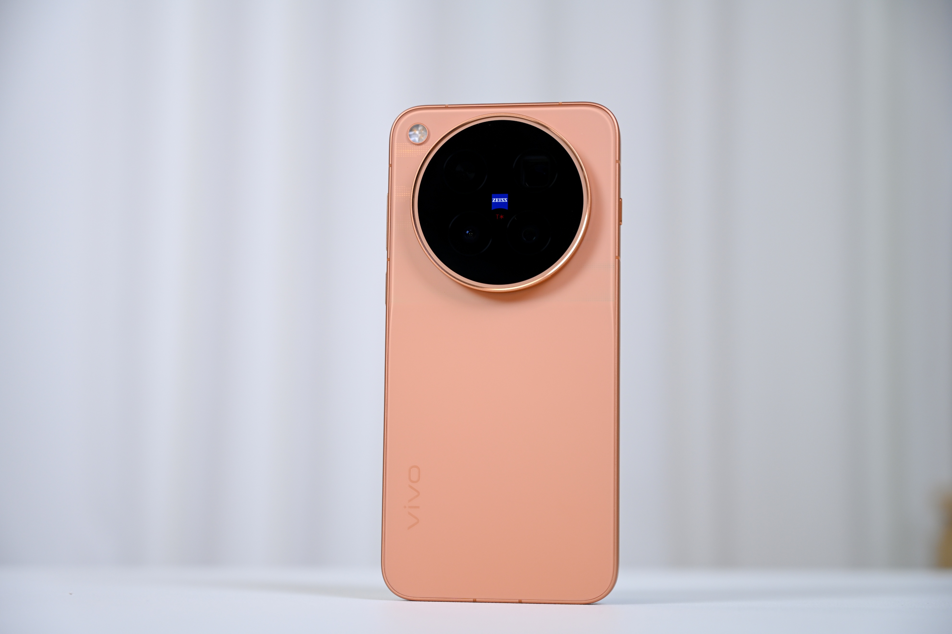 vivo X500 Pro Max，整体还是延续了此前的设计风格，后盖花了更多小心思，上半部分有点点星星状纹理~