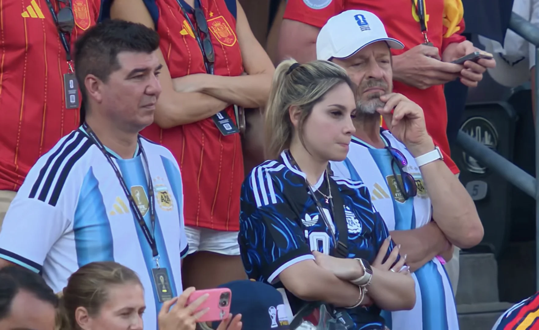世界杯看台西班牙🇪🇸包围的阿根廷🇦🇷球迷