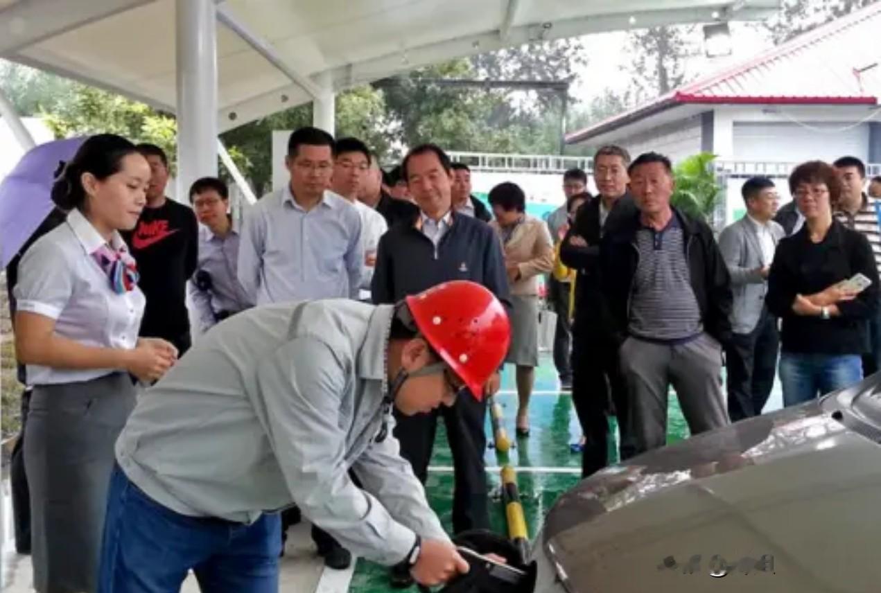 国庆自驾出行遇考验，高速服务区新能源车充电排起长队
 
国庆假期开启大规模自驾出行，9月30日起，国内多处高速服务区的新能源充电桩迎来使用高峰，不少车主遭遇长时间等候充电的窘境。
 
多位出行车主向记者讲述路上见闻。在G65包茂高速达州北服务区，一台新能源车电量仅剩1%，还未抵达充电桩就原地失能，现
