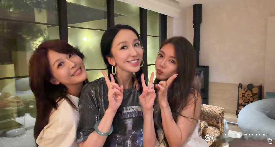 时隔多年爱情公寓三美又齐聚一堂，这又是谁的童年女神谁的青春啊！不经令人感叹时光匆匆！ ​