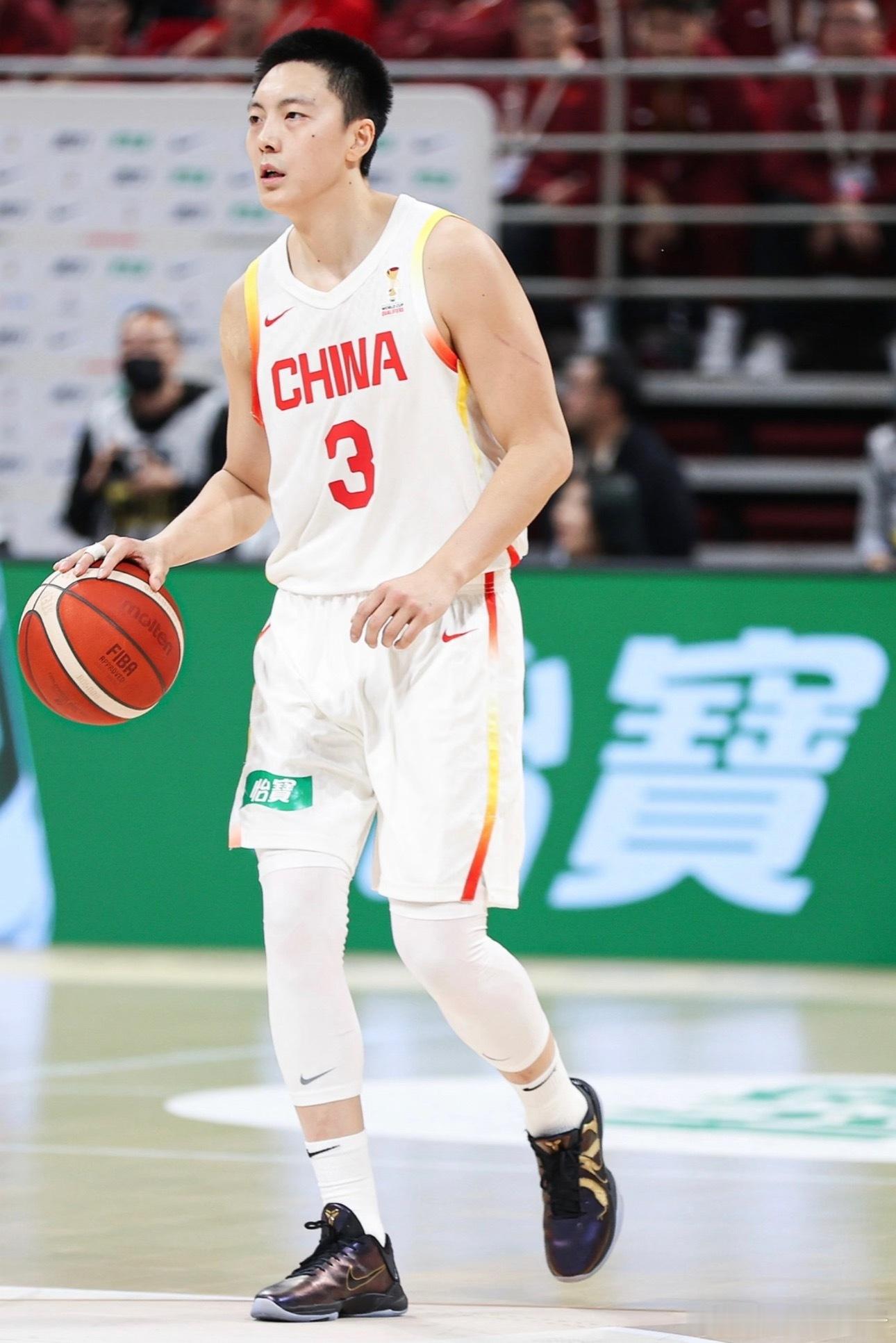 男篮：高诗岩、冯傲离队，增补胡明轩入集训中国男篮官方发布公告，对男篮本...