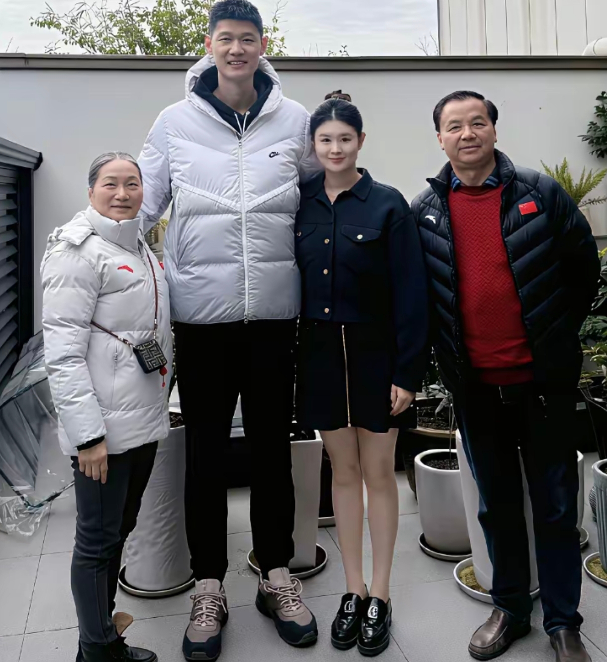 胡金秋老婆真高！  据了解，胡金秋老婆曾为专业游泳运动员，她曾代表浙江...