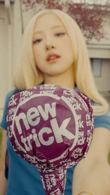 #WonderInfo# 
全球知名艺⼈ROSÉ正式宣布推出全新单曲《new trick》，歌曲将于美国东部时间9⽉17⽇晚7:00正式上线。该歌曲释出预告后被选为Apple最新「Shot on iPhone」宣传活动的合作作品之⼀。由Dave Meyers执导的《new trick》⾳乐录像带将完全使⽤刚刚发布的iPhone 18 Pro拍摄。Apple正式发布iPhon ​