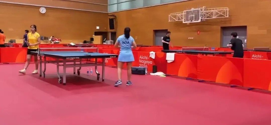 中国女乒3比0打服日本主场，王曼昱决胜局4比7落后连追4分逆转张本美和，18岁张本美和把世界第一逼到悬崖边，中日差距正在缩小
名古屋亚运会乒乓球女团决赛刚刚落幕，记分牌上刺眼的3:0让主场观众提前退场，但王曼昱在决胜局4:7落后时连追4分的那七分钟，才是这场比赛真正的底色。
一、比分骗了所有人

孙