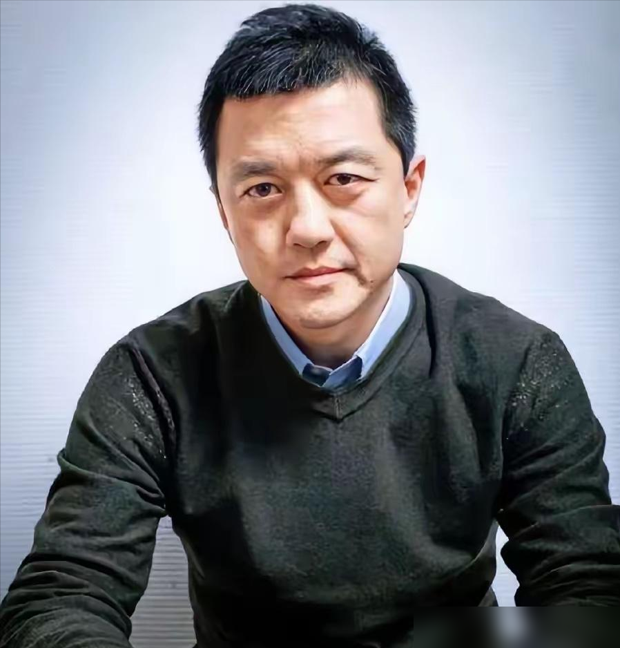 李亚鹏刚甩掉巨债，全网都在等海哈金喜复婚，女方却用一条素颜视频把路彻底堵死。
离了婚还能一起蹲街边给女儿理衣服，过年陪前岳母吃云南米线，直播里一口一个鹏哥。
这画面太体面，网友连两人秘密复婚的时间线都编好了。
结果海哈金喜亲自下场泼冷水：绝不复婚，现在沟通顺畅，全靠只谈孩子不谈感情。
底牌揭