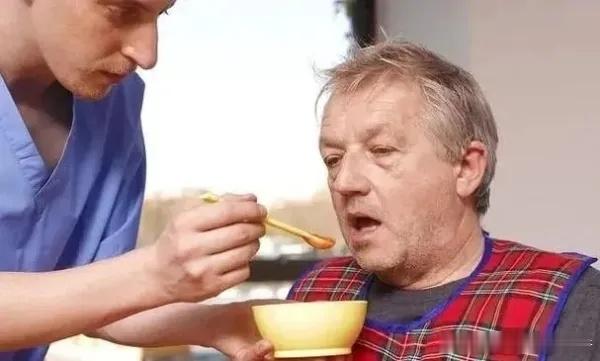 渐冻症是一种特异性累及运动神经系统的致命性罕见病，高发于中年人群，男性发病率略高于女性，我国患病率约为十万分之三。该病的核心病理变化是上下运动神经元同步退化坏死，导致人体随意运动功能进行性丧失，如同身体被逐渐“冰封”，因此被大众称为渐冻症。与多数神经系统疾病不同，渐冻症仅损伤运动 ​