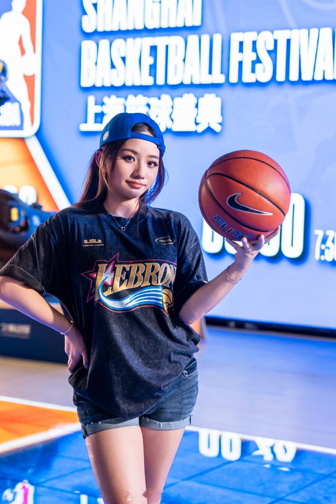 夏末的上海篮球氛围直接拉满🏀
篮球爱好者可以来徐家汇体育公园打卡啦✨
热血的3V3赛场、星光感满满的球场、露天大屏观赛派对，体验感超棒！

#nba上海篮球盛典##NBA星光球场##眼睛放亮点##ja4#  ​