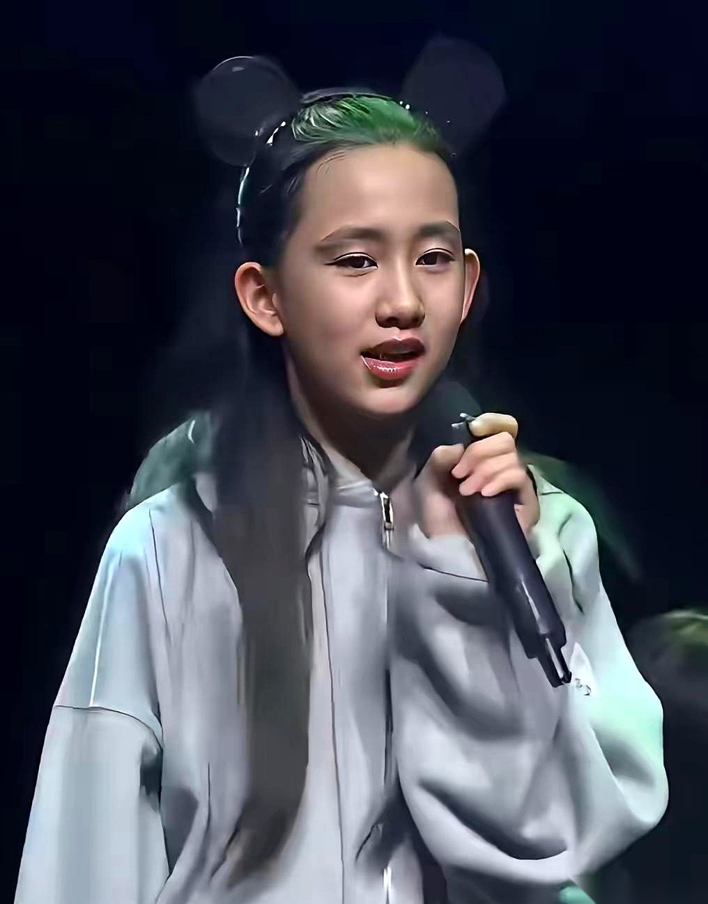 网上关于黄磊两个女儿长相遗传的讨论，又被推上了风口浪尖。
同样是亲姐妹，大女儿黄多多打小就顶着一张温婉清秀的脸，二女儿一亮相，大家目光全落在那张和黄磊几乎一模一样的轮廓上。甚至有人直接下断言：二女儿长得太像父亲，五官线条偏硬，以后在镜头前恐怕很难讨巧。
黄磊年轻时的长相，留着半长发、戴着围巾，是当年