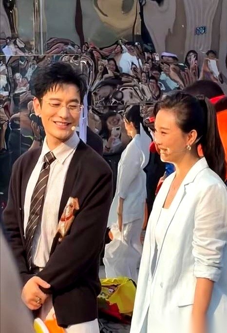 黄晓明考上博士这件事，在青岛喜剧节上被黄渤当面抛出来砸了挂。
作为回击，黄晓明没有顺着学历的话茬接，而是直接拿眼盯着黄渤的肚子劝他减肥。
这场互揭老底结束后，黄渤那句“青岛最帅的两个人”的自我评价，只剩下台下那些笑翻的观众来作为唯一的现场回应。
你仔细品品这段台上互动，其实挺有意思的。
普通人要是听