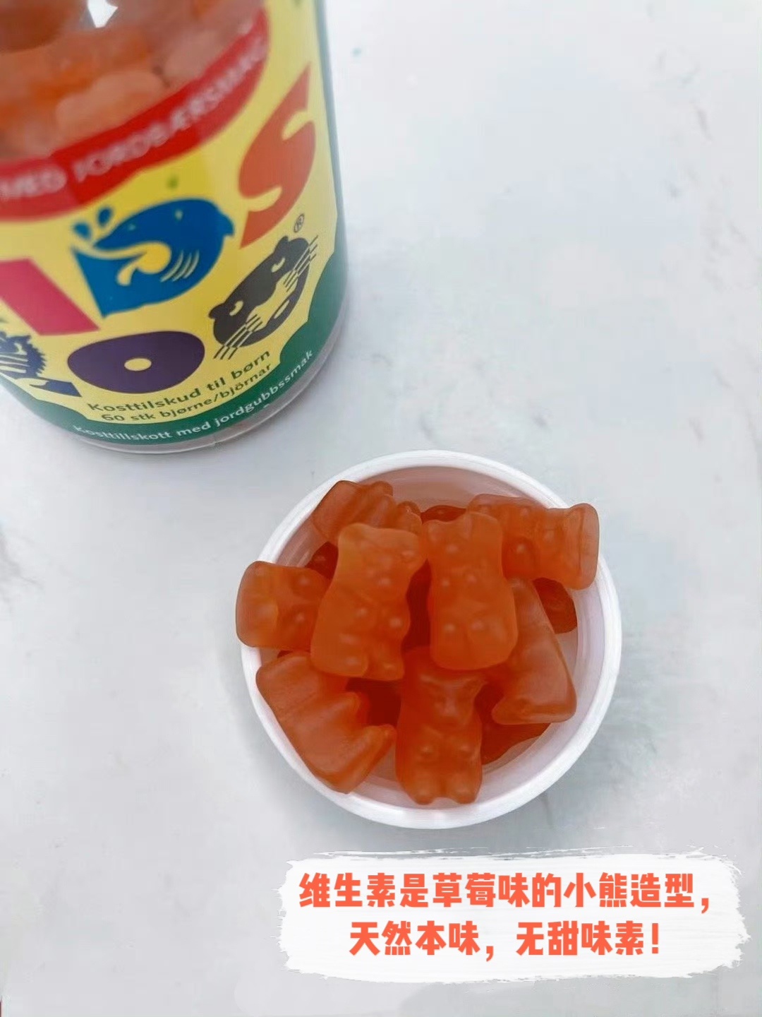 来来来，KIDSZOO囤货时间到了！双十一活动来啦！🎁评论里晒单，抽2位免单 最近很多人想回购所以续一下，复团很多很多次了，我们家也空了N瓶了，经常有妈妈问什么时候还有活动，孩子吃完主动让妈妈再给买，我们家一直在吃，已经吃完好多瓶了，真的是无限回go！ 我家小朋友超爱这个复合维生素软糖，也是吃的最多的维生素，不需要提醒也不需要爸妈追着喂，小朋友自己就会记得吃，真的吃了很多瓶了！每天早上上学前都会放一个在嘴里，补充一天所需的10多种维生素！小朋友真的很喜欢！不单给我儿子吃这个，我也给我小侄女买了很多瓶！ 我们家小朋友一直都有挑食的问题，爱吃的东西就那几样，蔬菜一点都不愿意吃，上学在校吃得好不好都是开盲盒，作为老母亲天天操心小朋友营养不均衡！所以平时除了在家食补，我会特别注意额外的营养补给，营养跟上了孩子才能茁壮成长，看他现在长得很壮实老母亲很欣慰！ KIDSZOO儿童维生素中含有10多种维生素和营养素，高达365 mcg的维生素A，维A对视力发育非常重要，可惜食补最好的来源居然是胡...