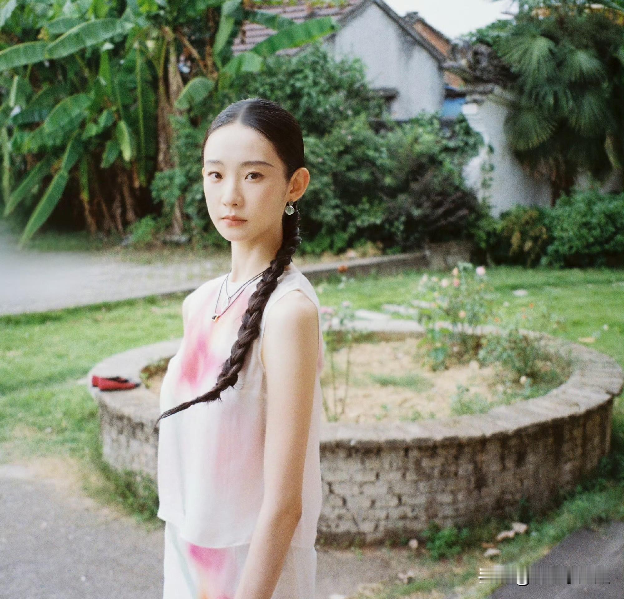 清冷少女，张艺凡！  虽没有精致立体一眼难忘的五官，但那份清清淡淡的柔...