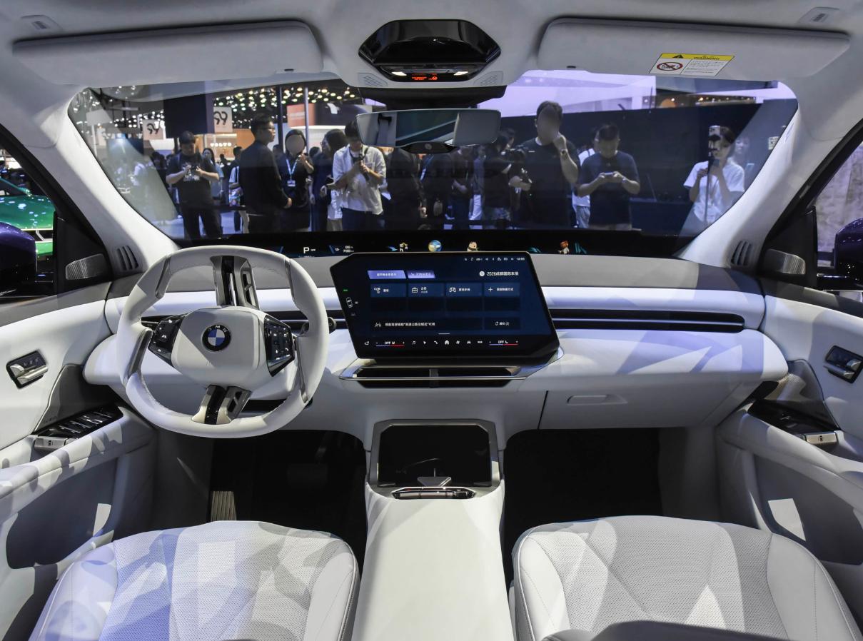 宝马新世代 iX3‌基于纯电平台首款国产车型，CLTC续航突破900km！

2026年成都车展上，宝马新世代 iX3已正式亮相并开启预订，全国统一起售价26.99万元，共推出30L、40L xDrive、50L xDrive三款车型，预售价即上市价，预计今年11月开始交付。

基于宝马全新Neue