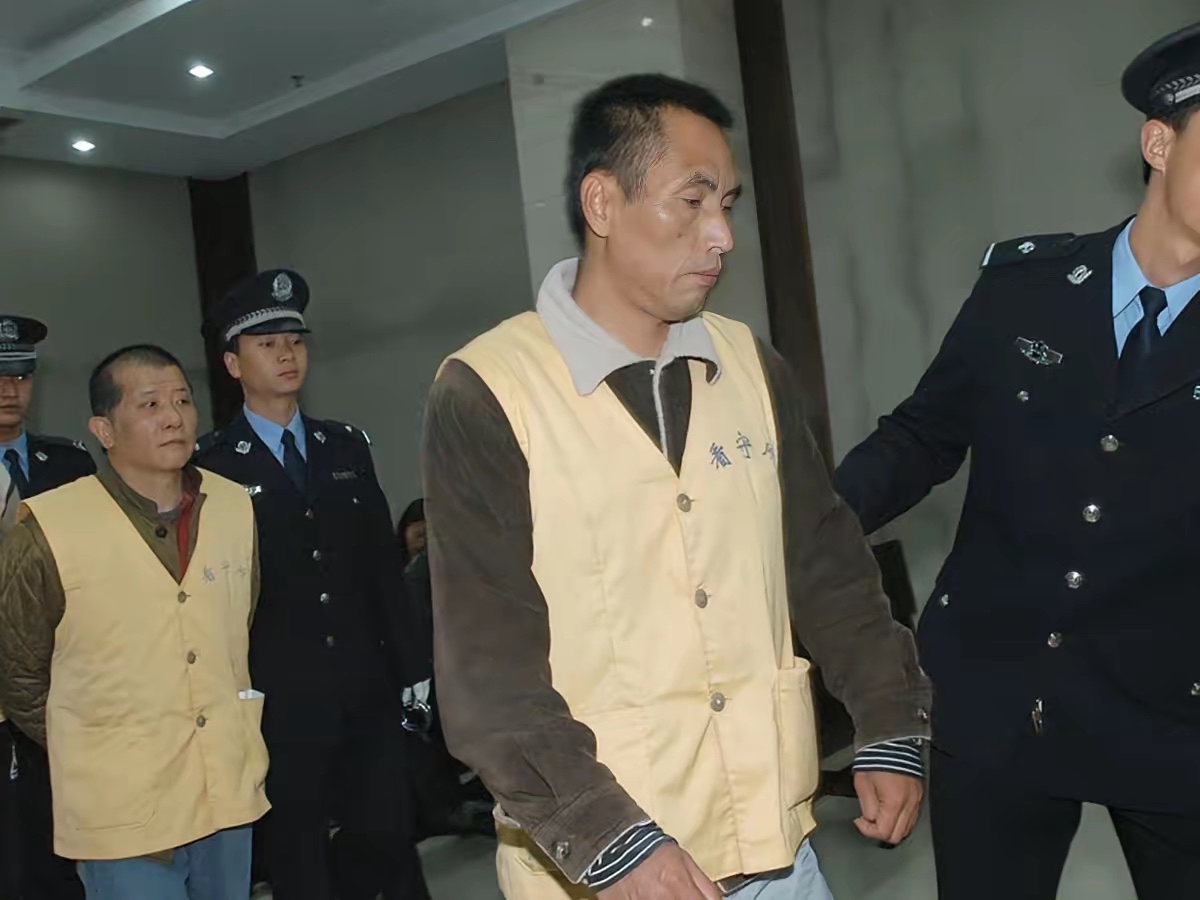 黄大发上诉理由有点怪：全部否认21项罪名！
说实话，看到黄大发在上诉状里把21项罪名一个不落地全部否认，要真按他这个上诉思路走下去，等于是把公安、检察、一审法院所有人的活儿全给推翻了，这可不是小事，这是奔着&34;冤假错案&34;四个字去的节奏。


再往前翻翻，一审判决出来那会儿，社会舆论基本是一边倒。