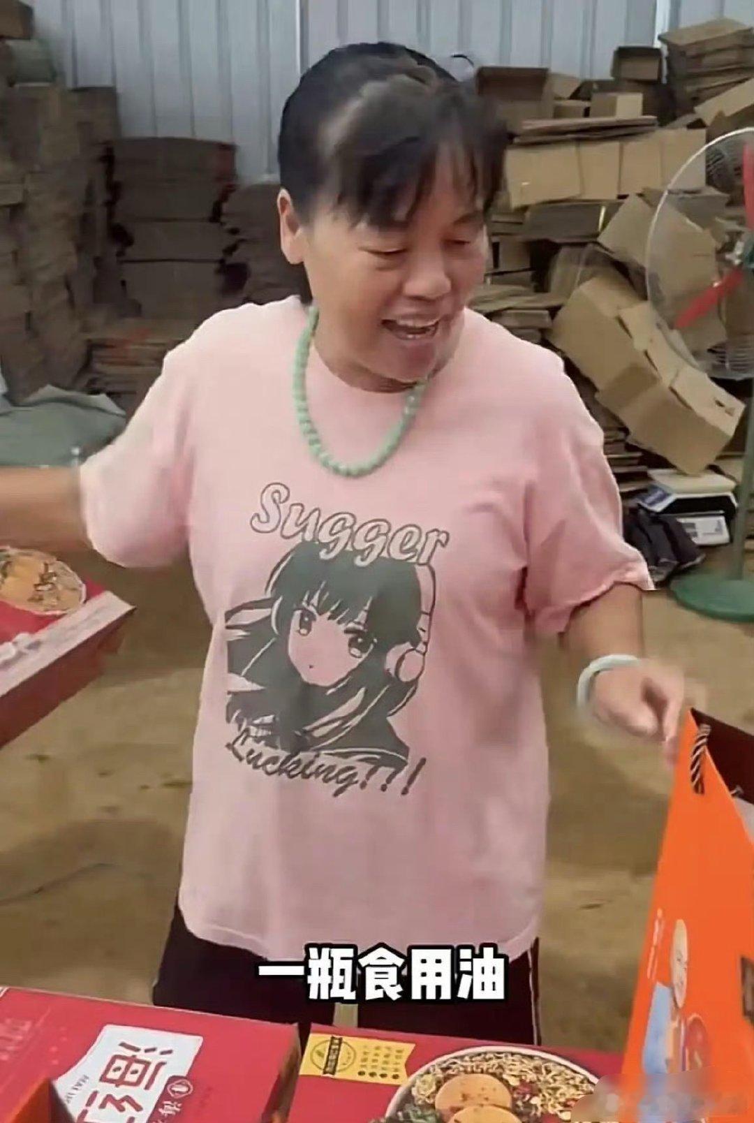 全红婵爸爸当老板给十几个员工发中秋福利，大家以为他还是夫妻俩干农活，结果人家生意早做大了 ​