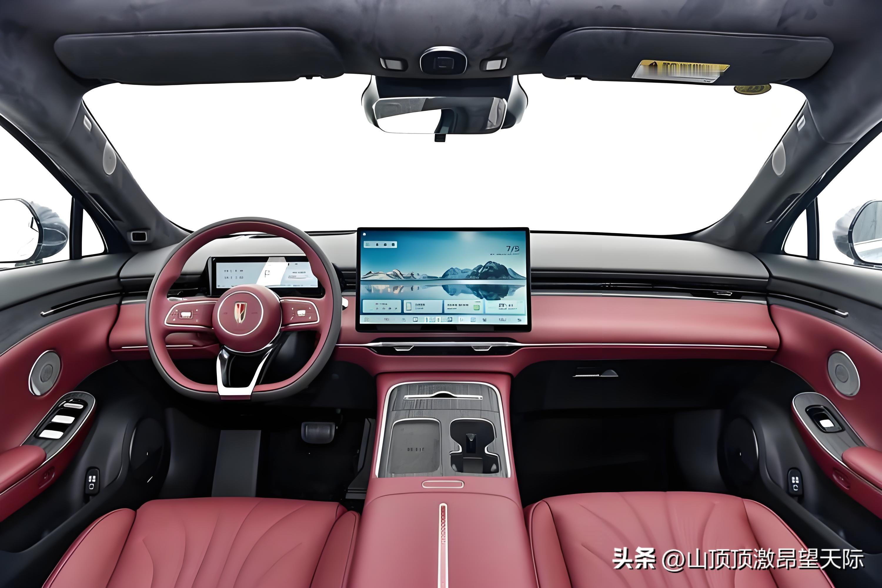 2026成都国际车展 这次2026成都国际车展上的红旗H7，我挤在人群里凑到展车前看了足足十分钟。
车长做到了5095mm，站在侧面完全没有老款那种偏臃肿的感觉，全新的直瀑格栅做了哑光镀铬处理，阳光下不会晃得人睁不开眼，后排地板几乎全平，我183的个子坐进去，膝盖离前排靠背还有两拳三指的余量。
现场